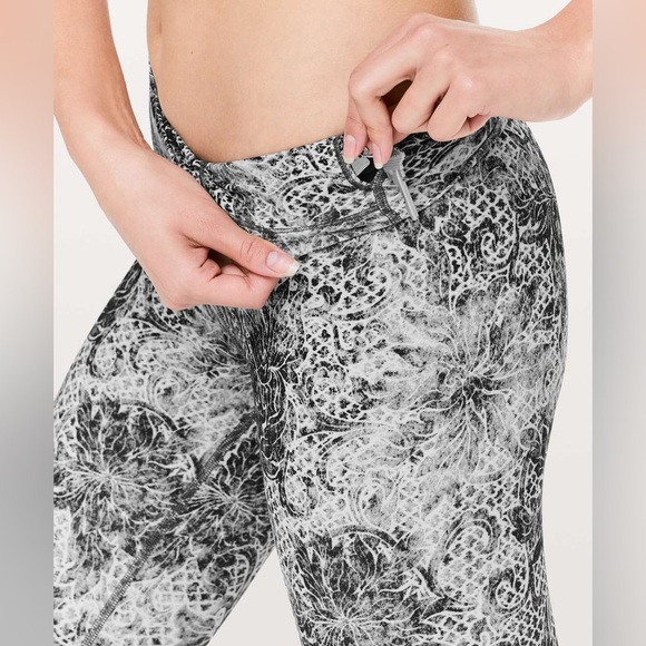 Lululemon Wunder Under Crop High-Rise Full-On Luxtreme 21" Size 4 EUC - Picture 3 of 9